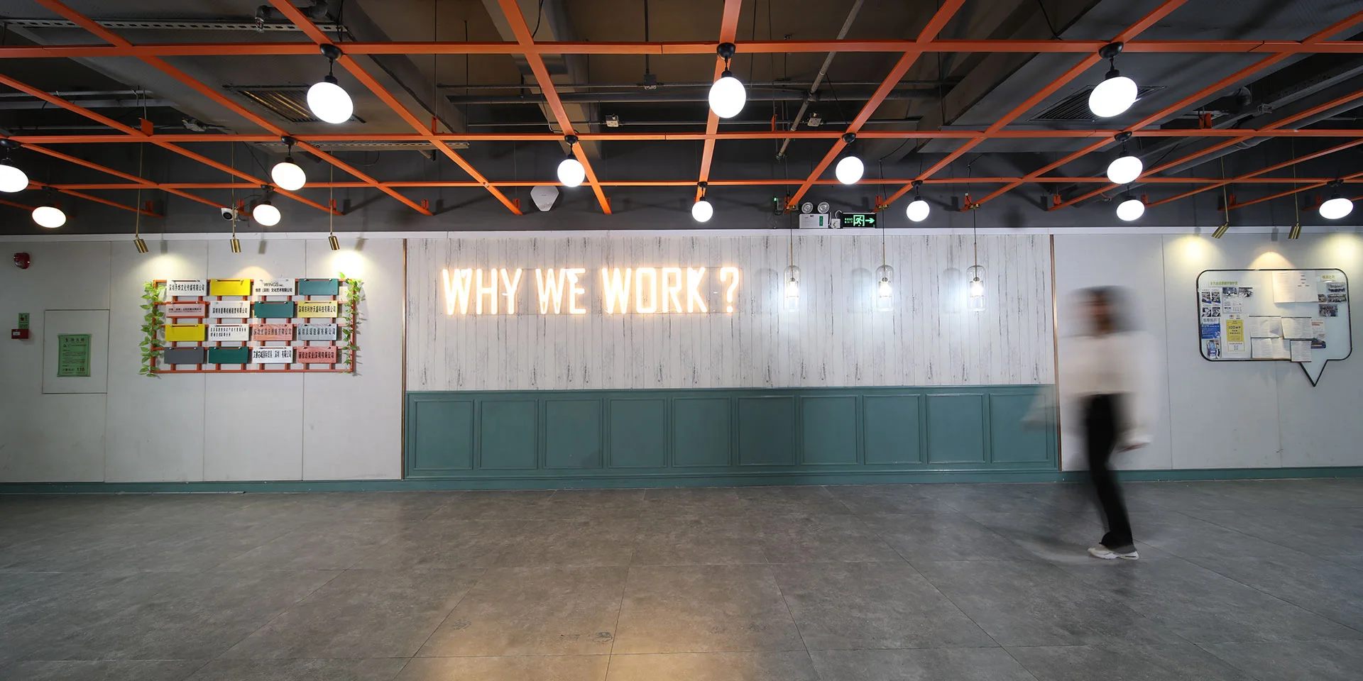 创富港空间内写有 WHY WE WORK 的品牌墙