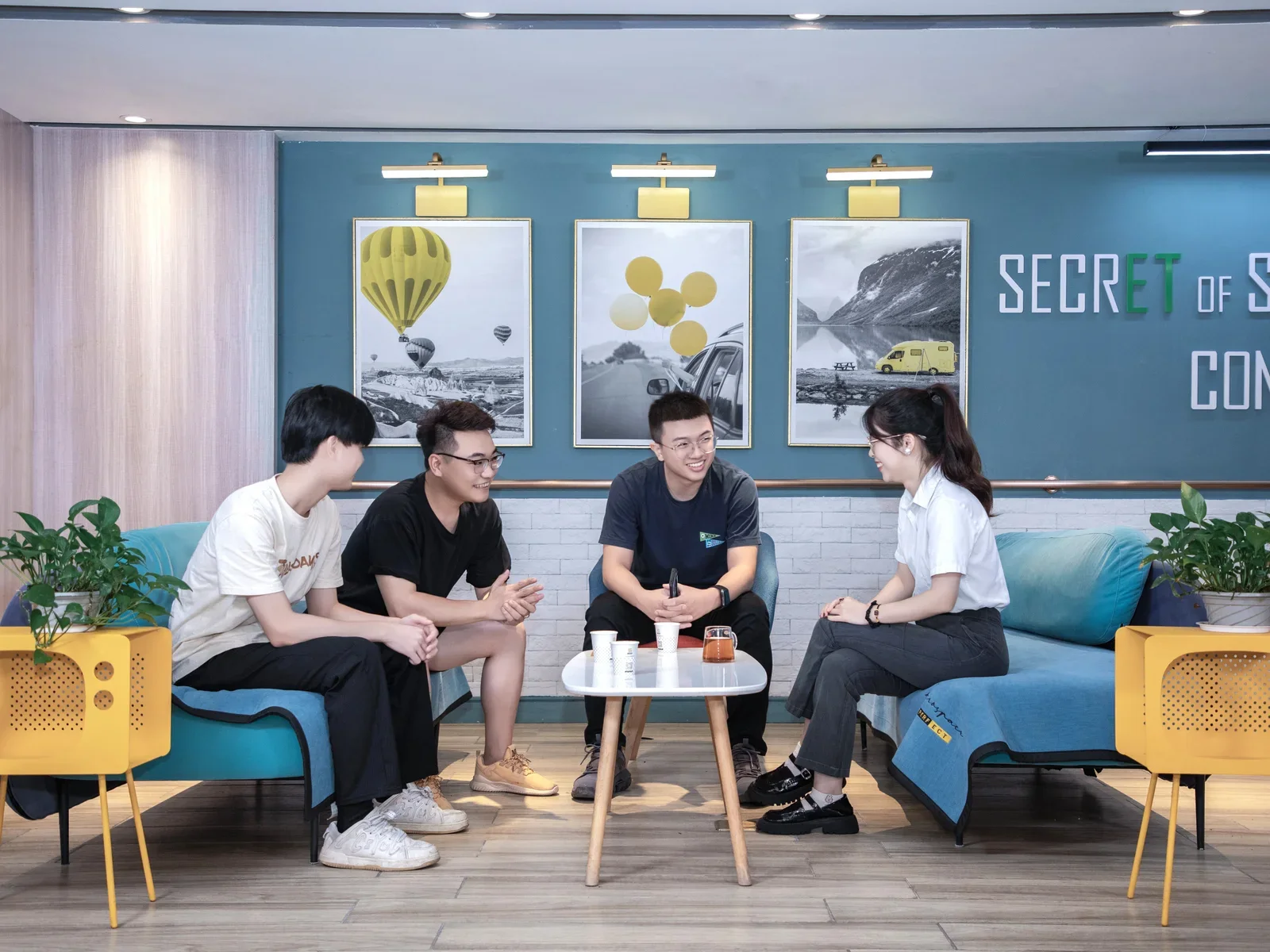 工作人员与客户在创富港公共会客区交流