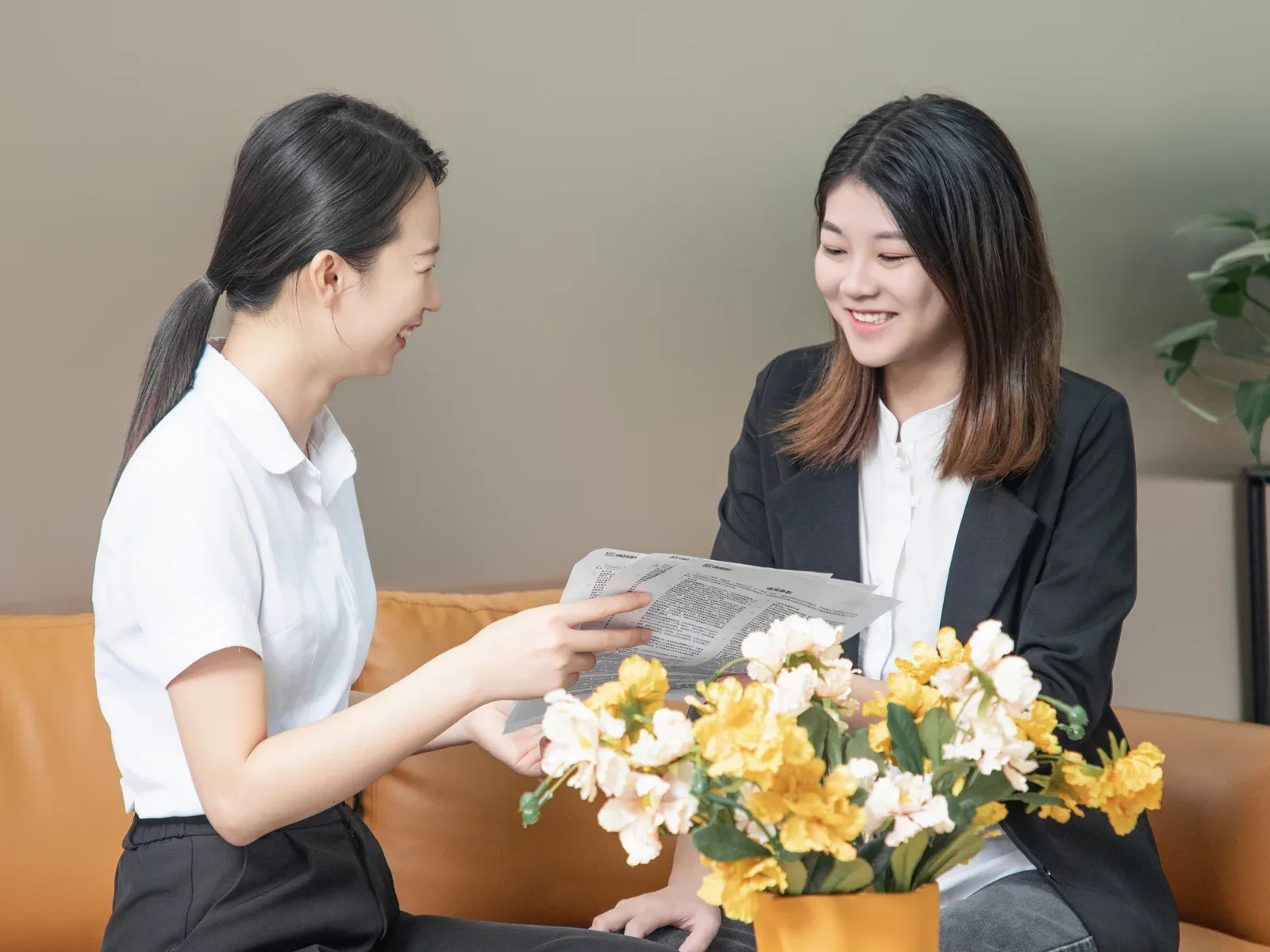 工作人员在会客区向客户讲解手中的资料